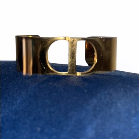 Vintage Jewelry - Vintage fashion gold statement Bangle bracelet